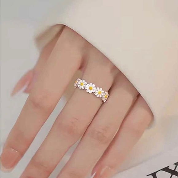 💖5 items for $25 Sale!💖 Flower Cuff Ring - Picture 3 of 4